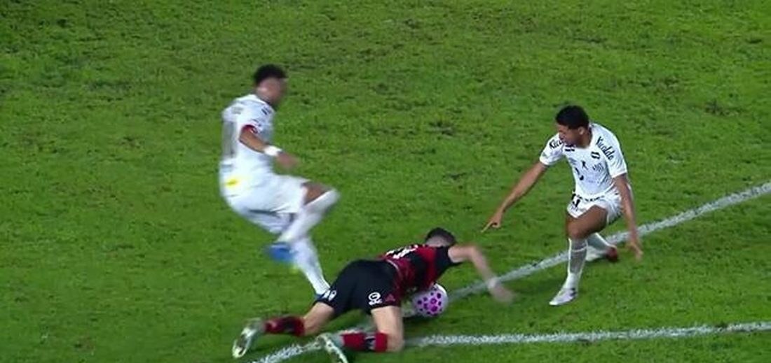 CBF divulga áudio do VAR que confirmou pênalti e expulsão de Jorginho no empate Santos × Flamengo (2 x 2)