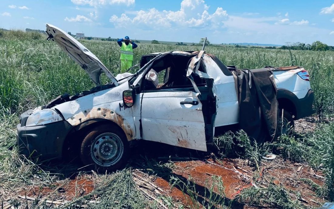 Mãe de 70 anos e filho de 45 morrem em capotamento de caminhonete na BR-153, em Itumbiara