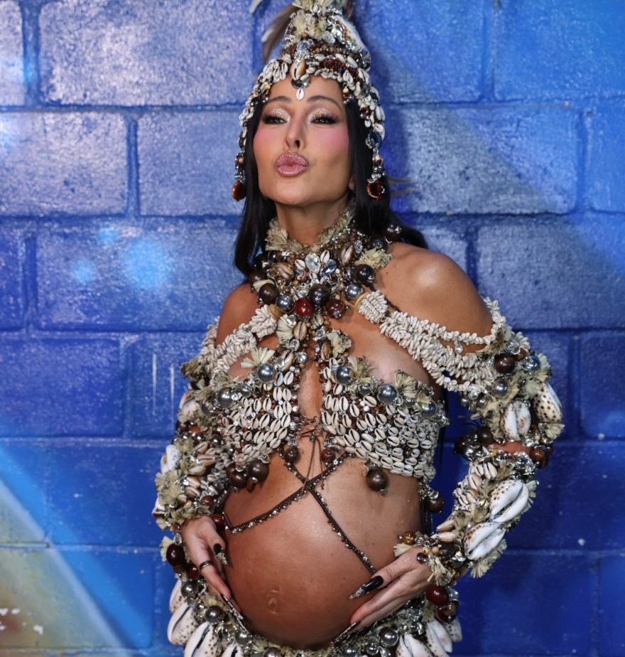 Sabrina Sato, grávida, desfila em look com búzios e conchas no ensaio da Vila Isabel