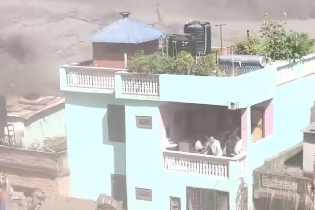 Família fica isolada em varanda durante avalanche de lama no Nepal; vídeo se torna viral