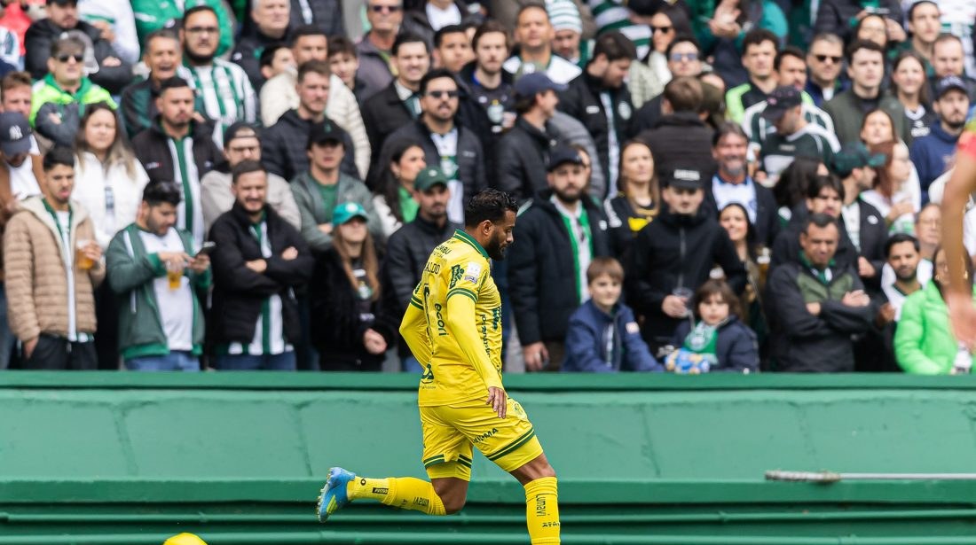 Reinaldo critica falta de critério da arbitragem em partida entre Coritiba e Mirassol