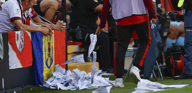 Partida entre Rayo Vallecano e Athletic Bilbao é suspensa após protesto com milhares de aviõezinhos de papel