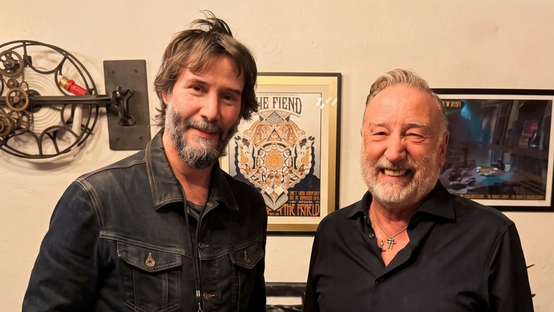 Keanu Reeves surge no show de Peter Hook & The Light e apresenta ídolo do Joy Division em São Francisco