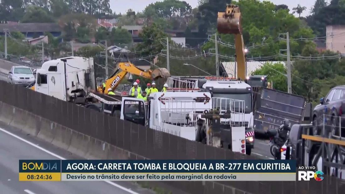 Carreta capota e interrompe tráfego na BR-277 em Curitiba