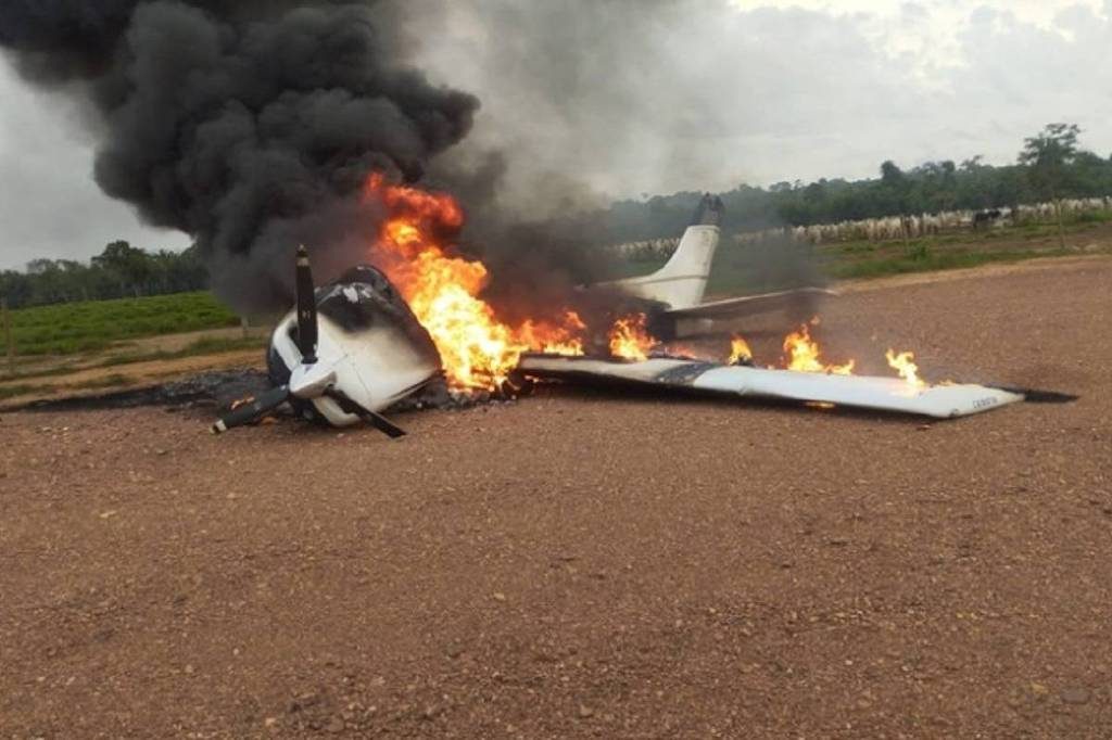 A-29 Super Tucano e E-99 interceptam Cessna sem registro e forçam pouso de emergência em MT