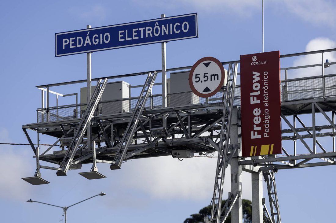CNH digital centraliza aviso e pagamento de pedágio free flow; motorista recebe alerta no celular