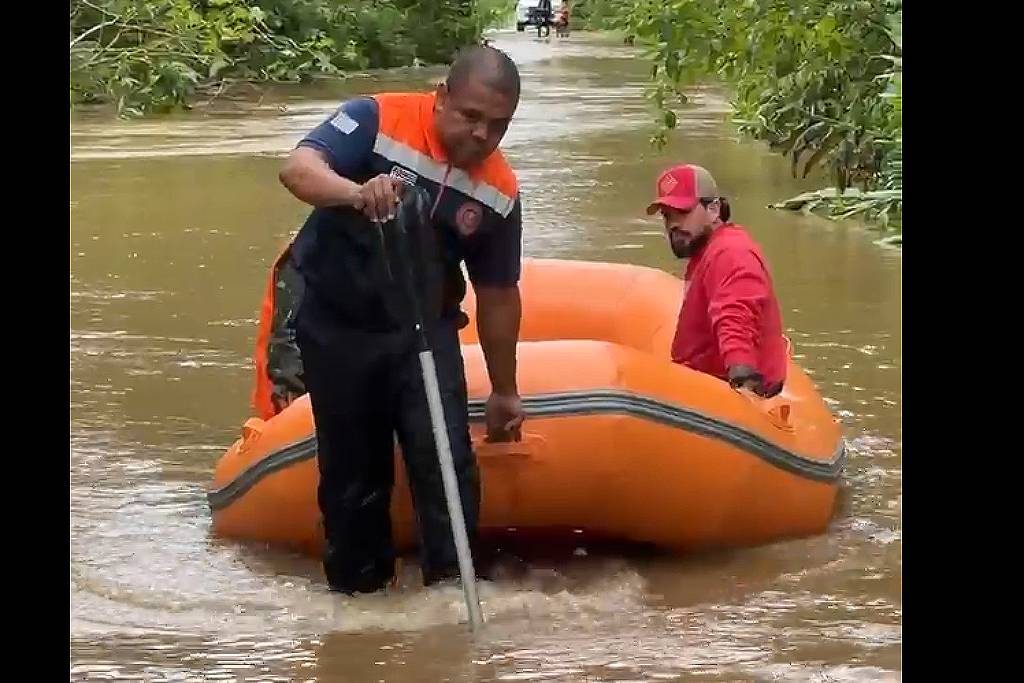 Famílias ficam isoladas após transbordamento de rios no Vale do Ribeira, SP