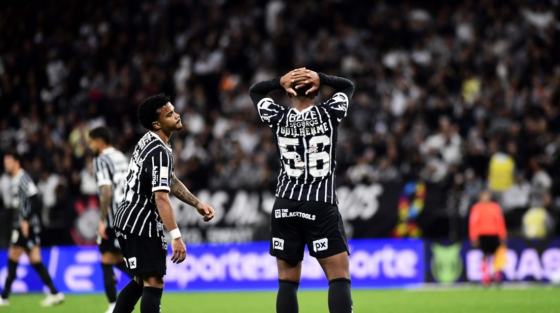 Torcida do Corinthians vaiou após derrota por 2 a 1 para a Chapecoense e protestou: "Time sem vergonha"