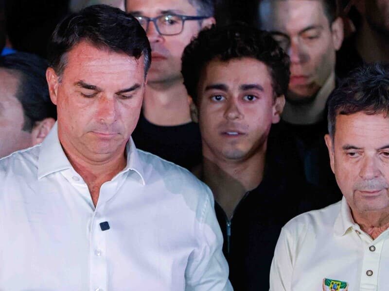 Site argentino diz que Flávio Bolsonaro viajou para os EUA após derrota; PF verifica informação