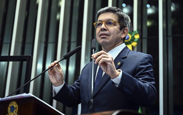 Randolfe Rodrigues é cotado para vaga no TCU após não se reeleger ao Senado