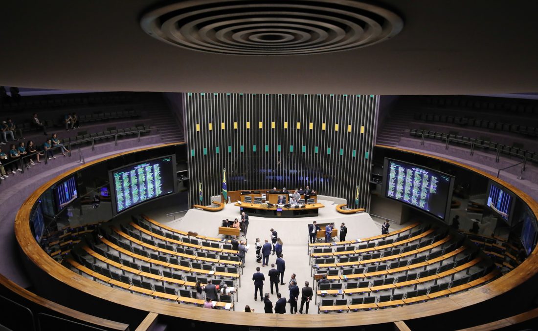 Quase 80% dos deputados federais pretendem concorrer novamente em 2026