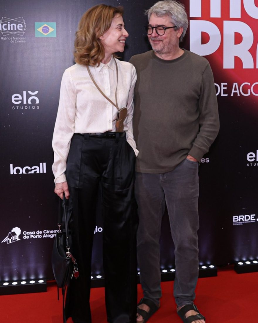 Fernanda Torres aposta em alfaiataria prática no lançamento de "Muito Prazer" e exibe look Armani no Taormina 2026