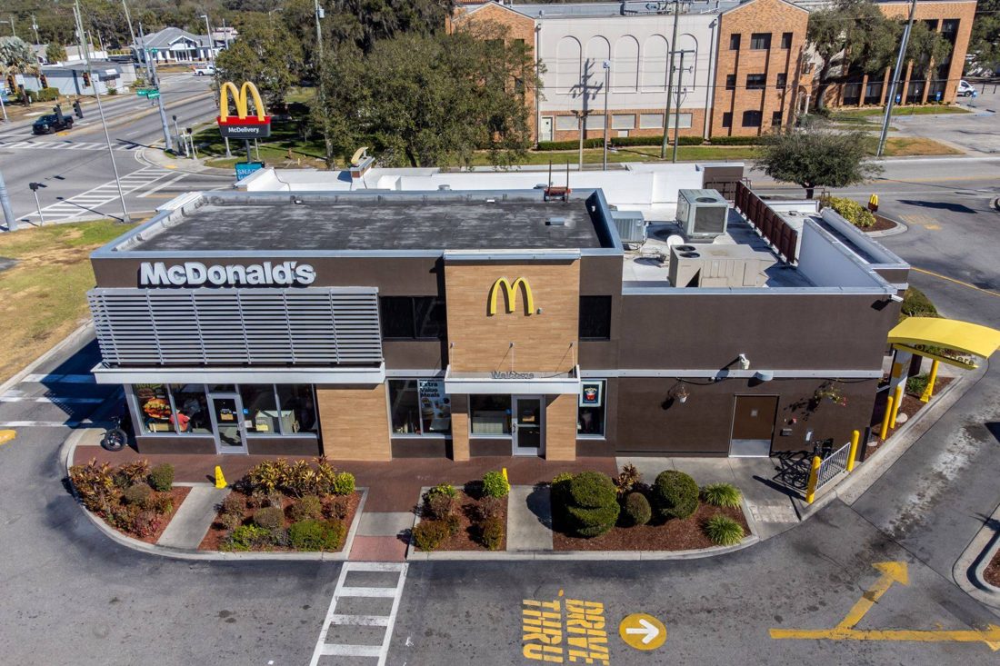 Ações do McDonald’s despencam quase 31% e consumidores reclamam da alta do Big Mac