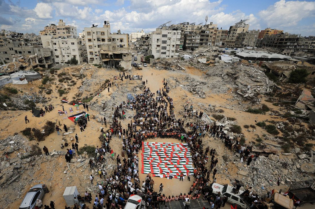 Palestinos realizam funeral em massa em Gaza; veja fotos de hoje