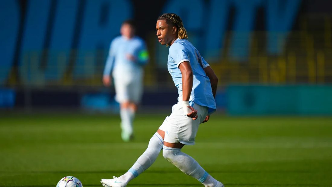 Tyrone Samba, de 18 anos, estreia como titular do Manchester City contra o AEK Atenas