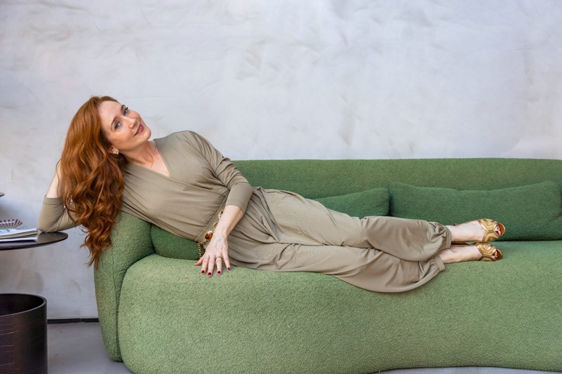Camila Morgado aparece como a grande vilã em "Lá na minha terra", nova novela das 18h da TV Globo