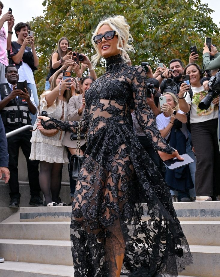 Paris e Nicky Hilton brilham com looks luxuosos na Semana de Moda de Paris