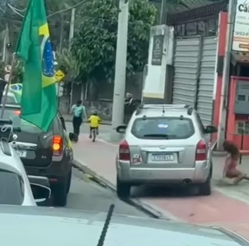 Homem é preso após atropelar duas crianças durante manifestação em Ilhabela; vídeo viraliza