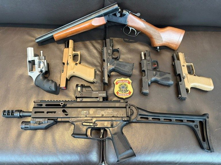 PF apreende sete armas e investiga repasse de R$ 2 milhões ligados ao filme "Dark Horse" e ao deputado Mario Frias