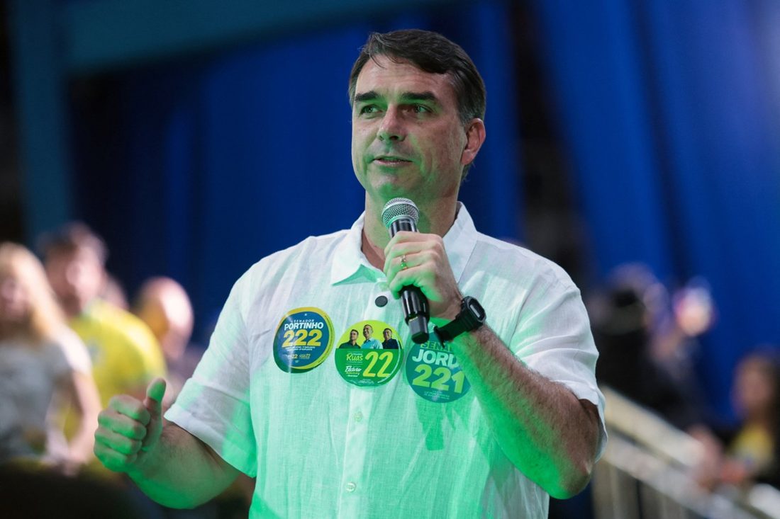 Avião de Flávio Bolsonaro altera local de pouso em Juiz de Fora por ausência de teto