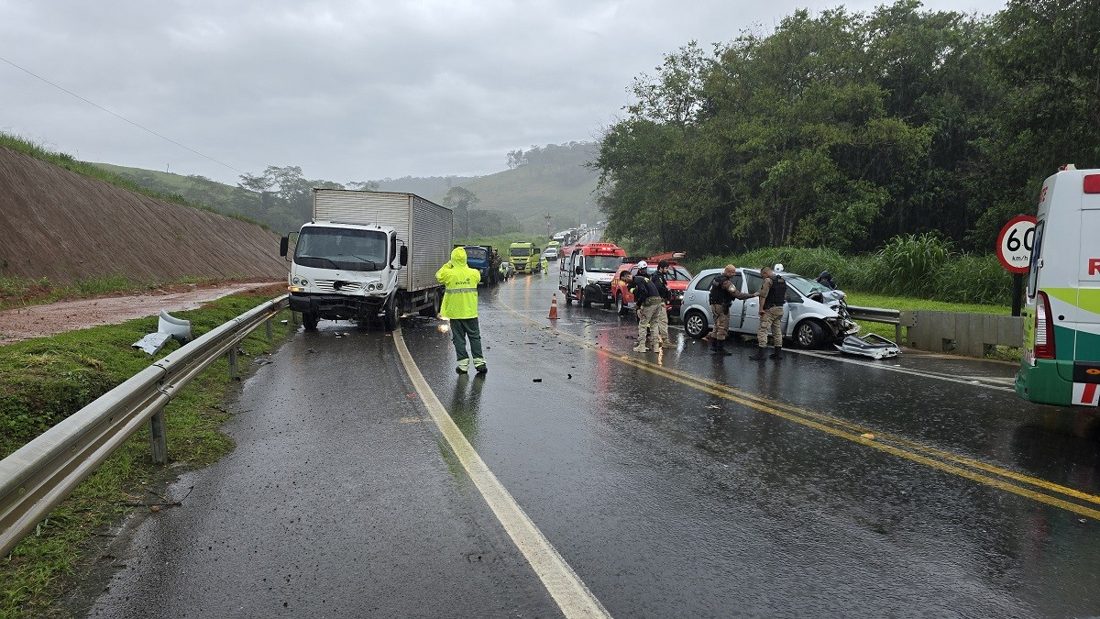 Carro colide frontalmente com caminhão-baú na BR-116 em Leopoldina e deixa homem de 46 anos gravemente ferido