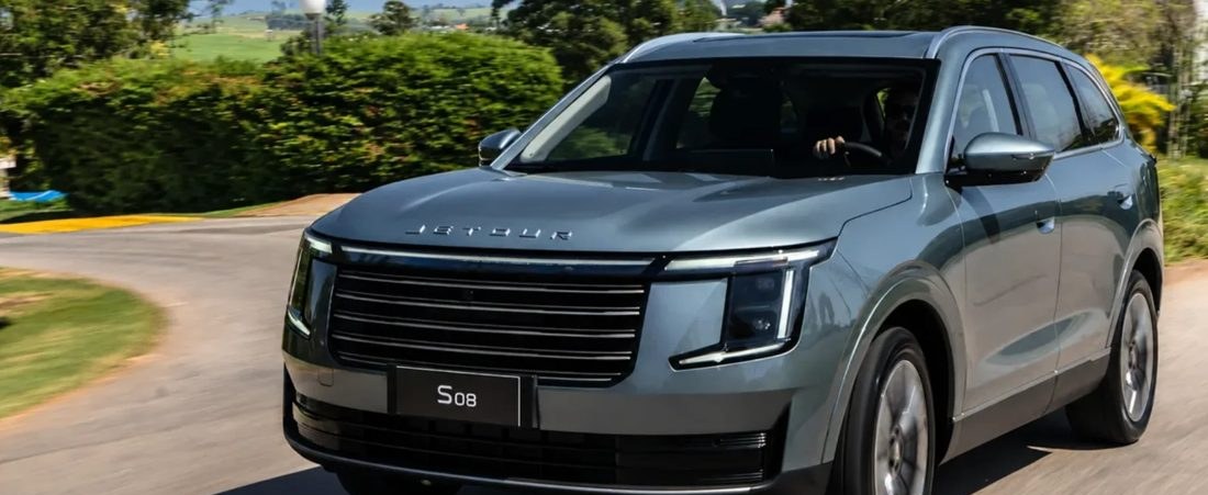 Jetour, rival da BYD, apresenta novos SUVs híbridos com IA e foco no off-road