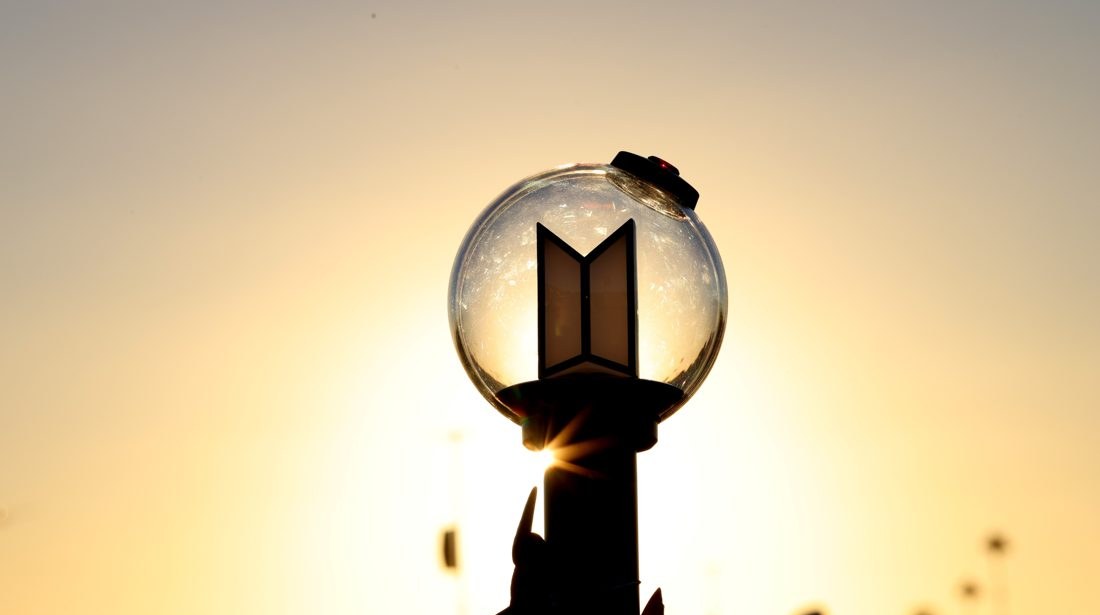 O que são os lightsticks? Entenda o bastão de luz que virou febre entre os fãs de k-pop