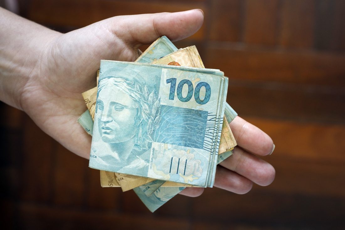 Quanto rende o prêmio de R$ 185 milhões da Mega‑Sena na poupança e em outras opções de renda fixa?