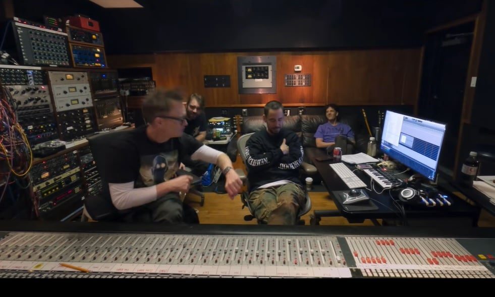 Mark Hoppus se Arrepiando ao Ouvir Linkin Park: 'Não Dá Para Fingir'