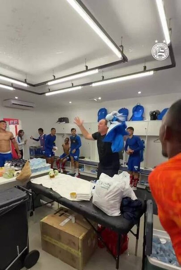 Bahia vira sobre Bragantino, celebra no vestiário e pede folga a Rogério Ceni