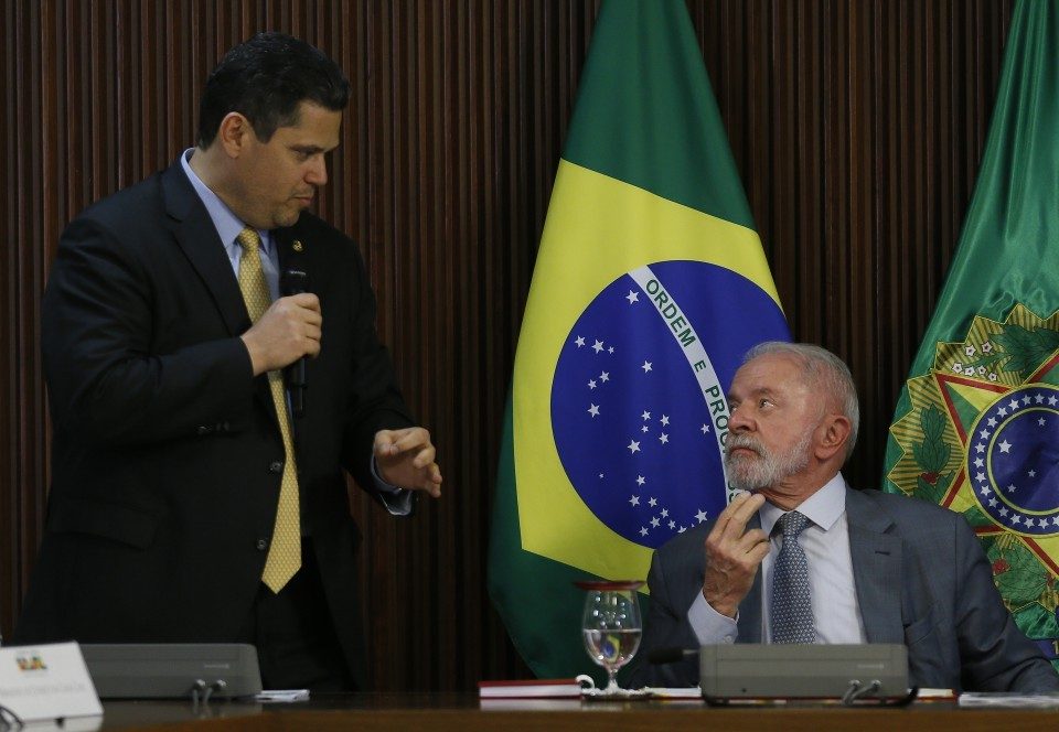 PT mantém discurso contra o bolsonarismo e preserva relação com Alcolumbre após adiamento da votação da 6x1