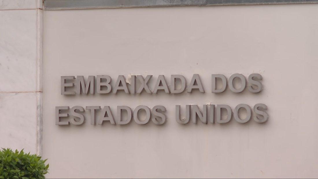 PM do DF envia tropas especializadas para reforçar policiamento em frente à Embaixada dos EUA em Brasília
